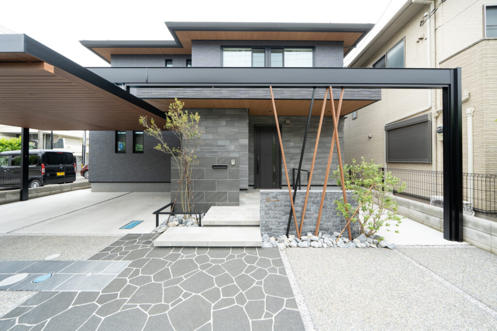 【埼玉県さいたま市】木目と石の陰影が織りなすラグジュアリー外構｜静かに心を満たす上質なファサードデザイン