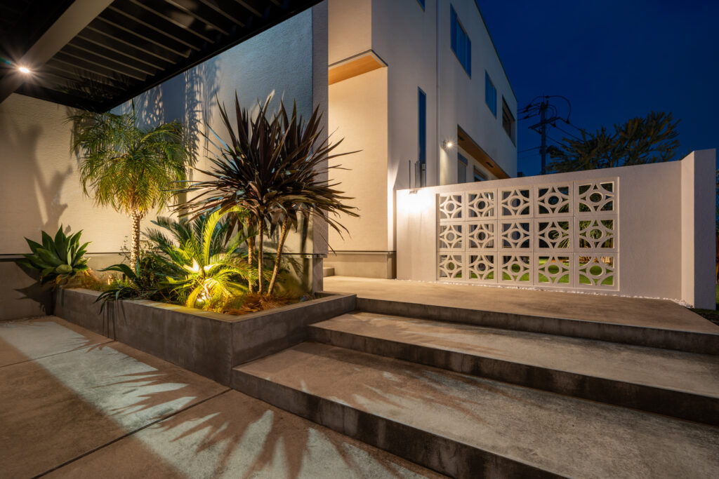 【埼玉県】リゾート感と防犯性を両立した外構リフォーム｜癒しと安心が共存するファサードデザイン