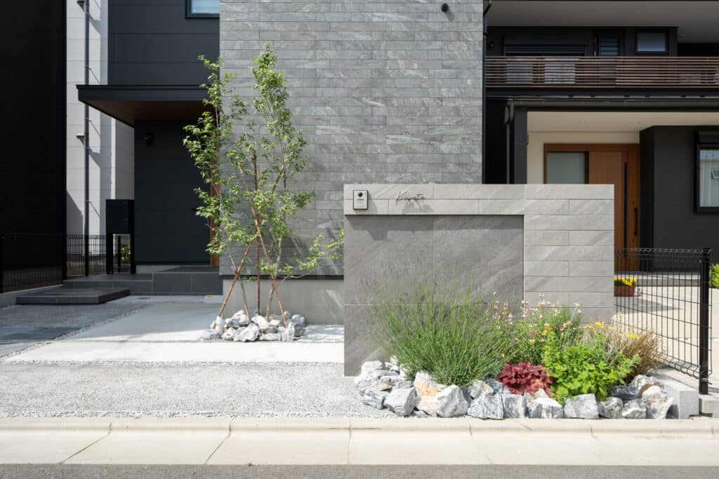【東京都】門柱が主役のナチュラルモダン外構｜素材とトーンで魅せる洗練されたファサードデザイン
