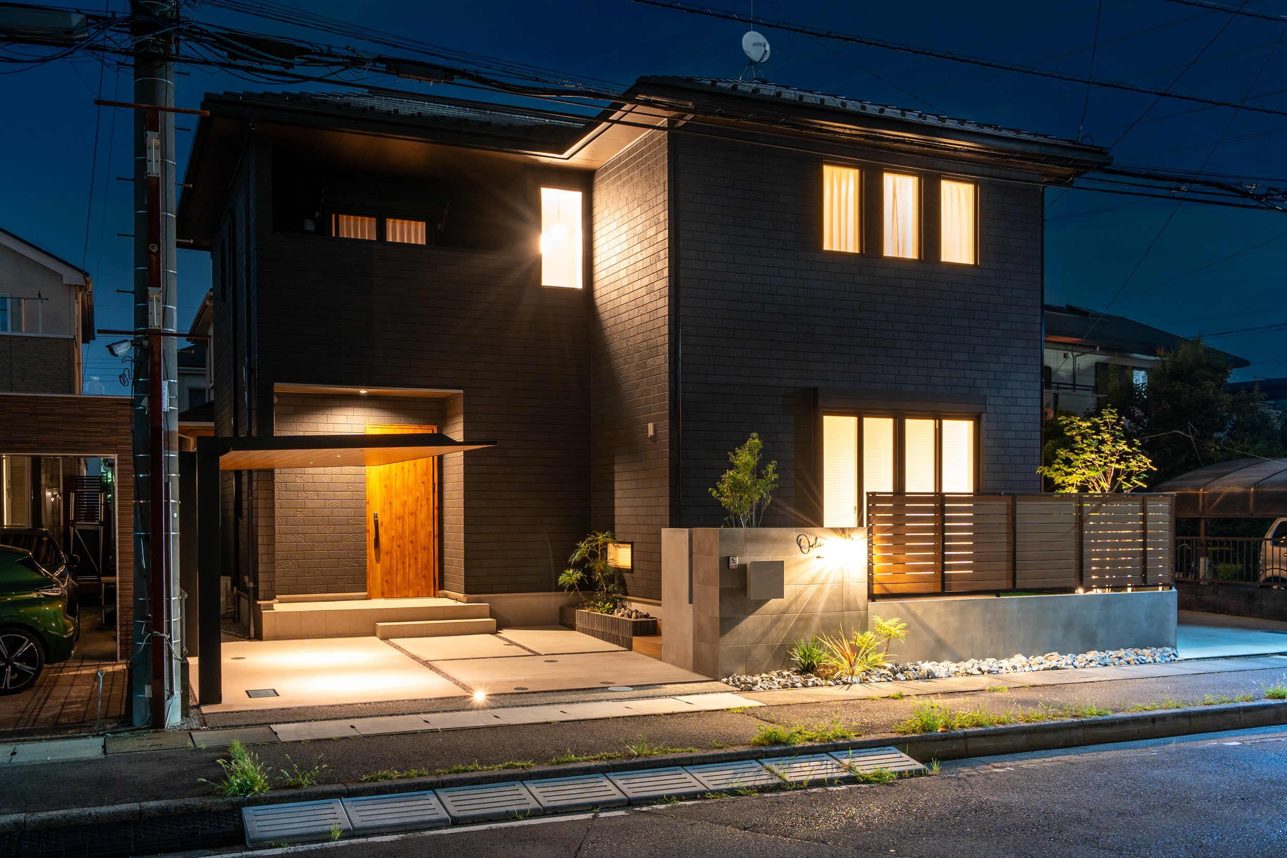 夜の帰宅時にも安心感のある外構照明